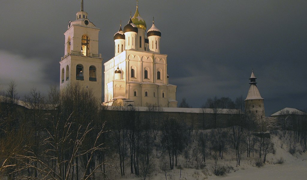 Обои псков, небо, храм, тучи, собор, город, россия, церковь, купола, pskov, the sky, temple, clouds, cathedral, the city, russia, church, dome разрешение 1920x1200 Загрузить