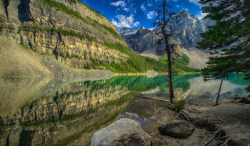 Обои деревья, озеро, горы, камни, отражение, канада, trees, lake, mountains, stones, reflection, canada разрешение 2048x1359 Загрузить