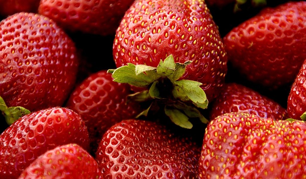 Обои макро, красная, клубника, ягоды, macro, red, strawberry, berries разрешение 1920x1080 Загрузить