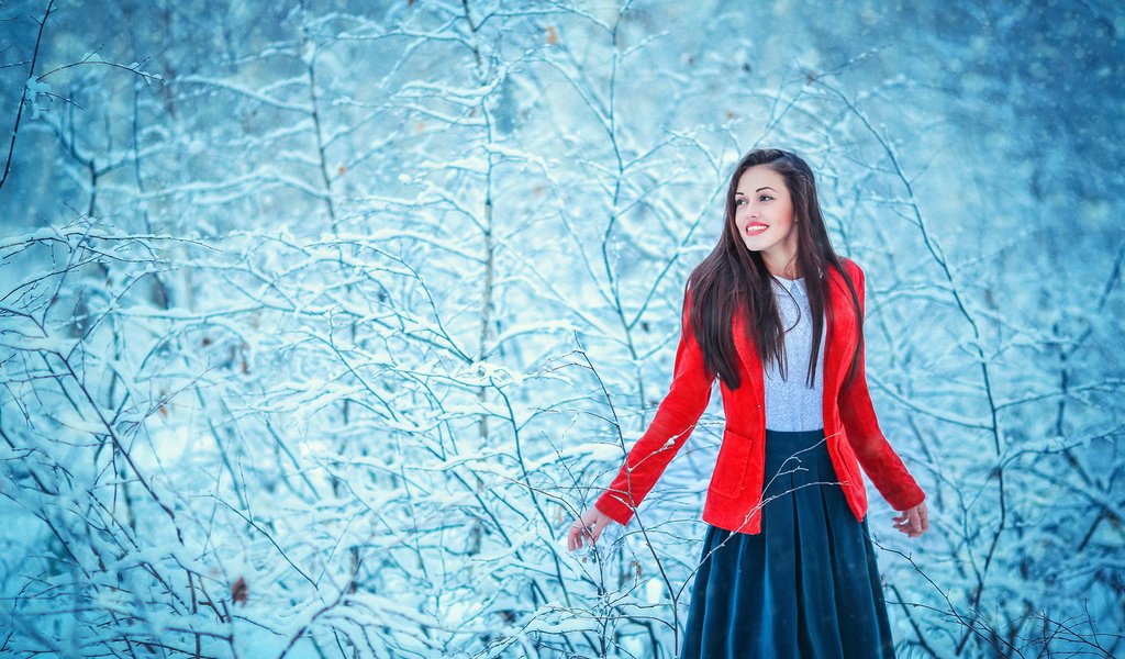 Обои снег, лес, девушка, поза, улыбка, взгляд, радость, лицо, snow, forest, girl, pose, smile, look, joy, face разрешение 1920x1280 Загрузить