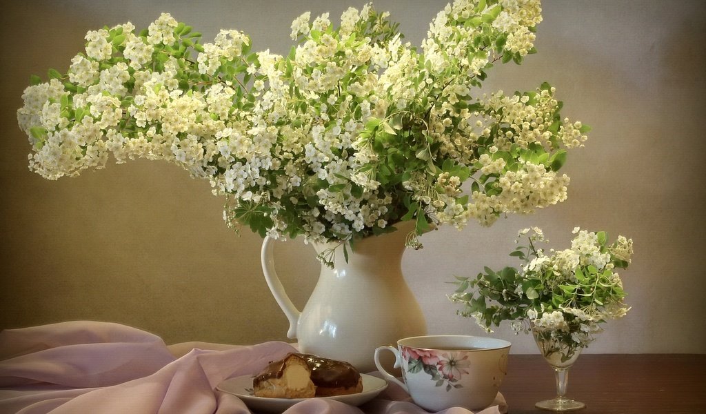 Обои букет, кувшин, пирожное, спирея, bouquet, pitcher, cake, spiraea разрешение 1920x1349 Загрузить