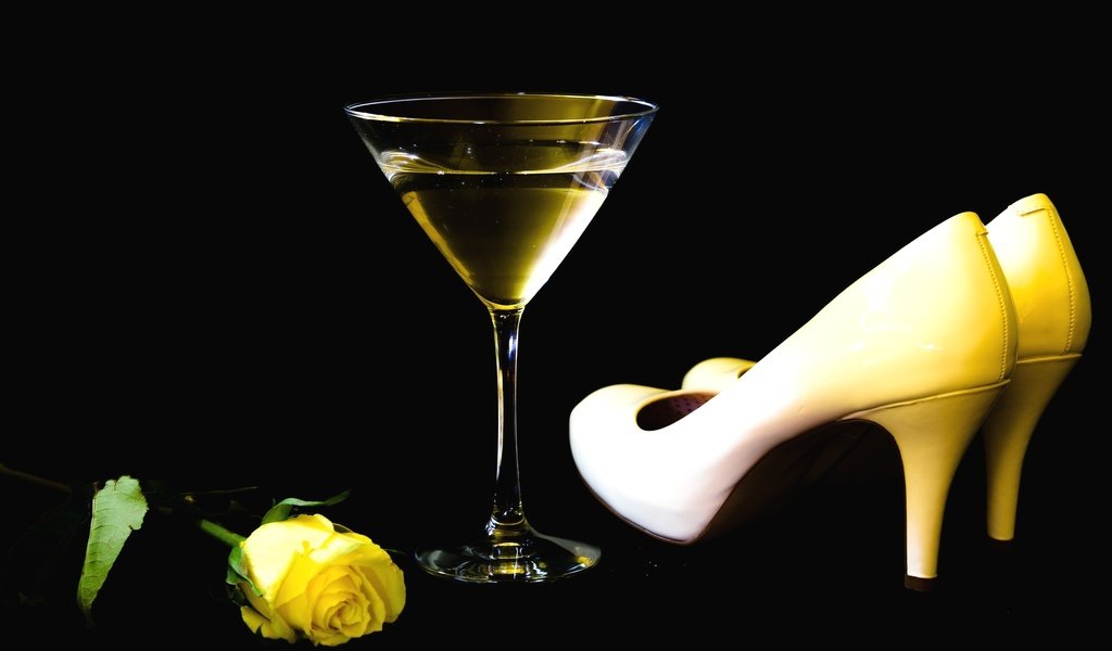 Обои роза, бокал, туфли, мартини, rose, glass, shoes, martini разрешение 2048x1365 Загрузить