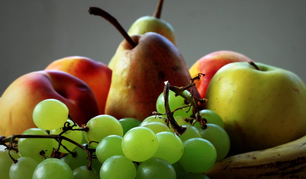 Обои виноград, фрукты, ягоды, яблоко, натюрморт, груша, grapes, fruit, berries, apple, still life, pear разрешение 1920x1386 Загрузить