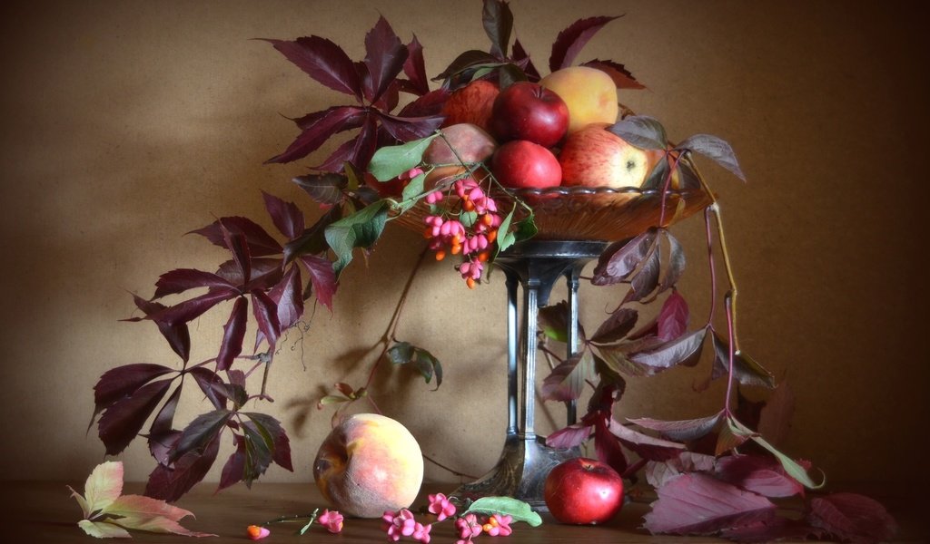 Обои листья, яблоки, осень, персики, натюрморт, leaves, apples, autumn, peaches, still life разрешение 1920x1231 Загрузить