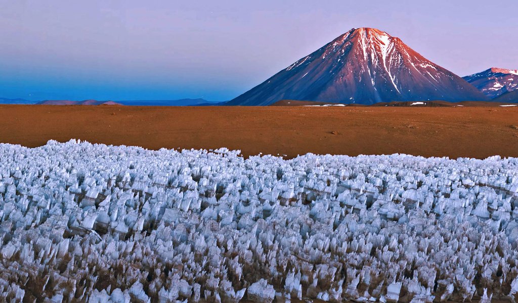 Обои горы, природа, вулкан, чили, боливия, ликанкабур, mountains, nature, the volcano, chile, bolivia, surrounded by разрешение 1920x1080 Загрузить