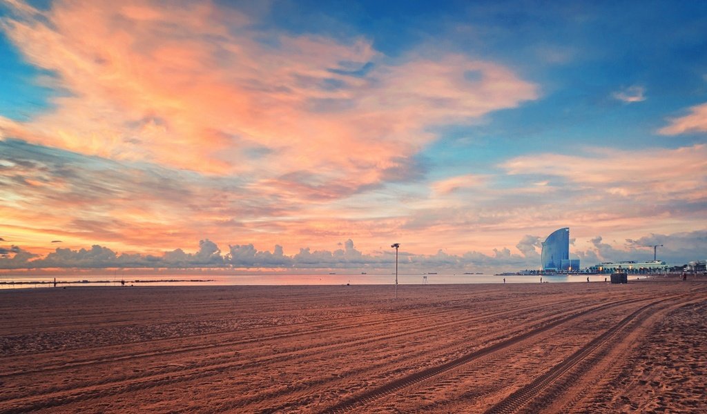 Обои закат, песок, пляж, город, испания, барселона, sunset, sand, beach, the city, spain, barcelona разрешение 2048x1364 Загрузить