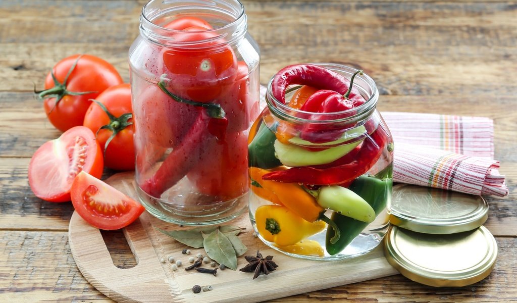 Обои овощи, помидоры, банки, перец, vegetables, tomatoes, banks, pepper разрешение 1920x1280 Загрузить
