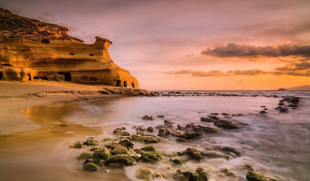 Обои небо, облака, скалы, берег, закат, море, the sky, clouds, rocks, shore, sunset, sea разрешение 2048x1121 Загрузить