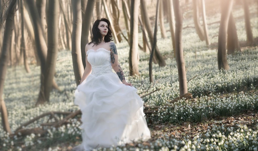 Обои цветы, лес, девушка, платье, брюнетка, тату, невеста, flowers, forest, girl, dress, brunette, tattoo, the bride разрешение 2048x1453 Загрузить