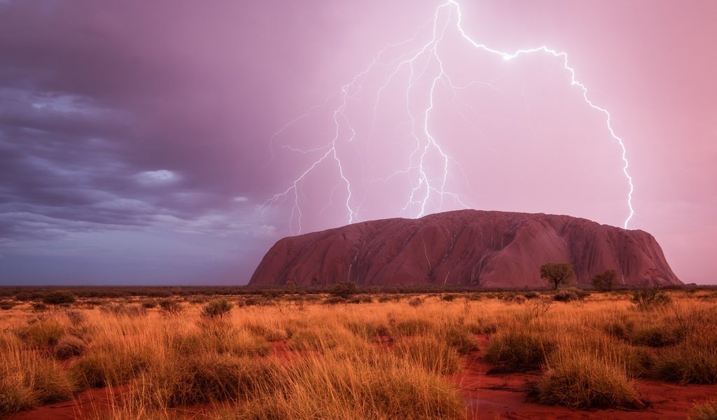 Обои небо, облака, тучи, молния, гора, молнии, австралия, улуру, the sky, clouds, lightning, mountain, zipper, australia, uluru разрешение 2499x1525 Загрузить