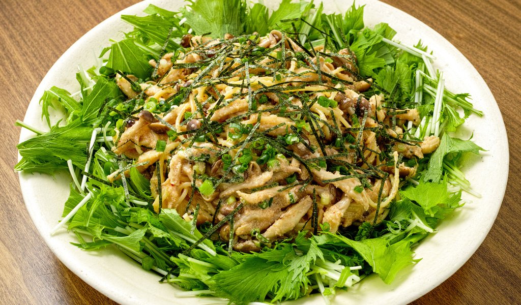 Обои зелень, грибы, лук, вкусно, салат, greens, mushrooms, bow, delicious, salad разрешение 2048x1365 Загрузить