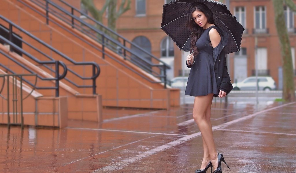 Обои девушка, платье, взгляд, ноги, дождь, волосы, зонт, каблуки, girl, dress, look, feet, rain, hair, umbrella, heels разрешение 2560x1600 Загрузить