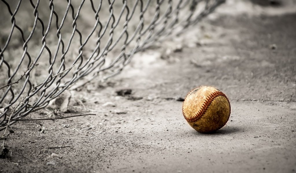 Обои сетка, асфальт, мяч, бейсбол, mesh, asphalt, the ball, baseball разрешение 1928x1184 Загрузить