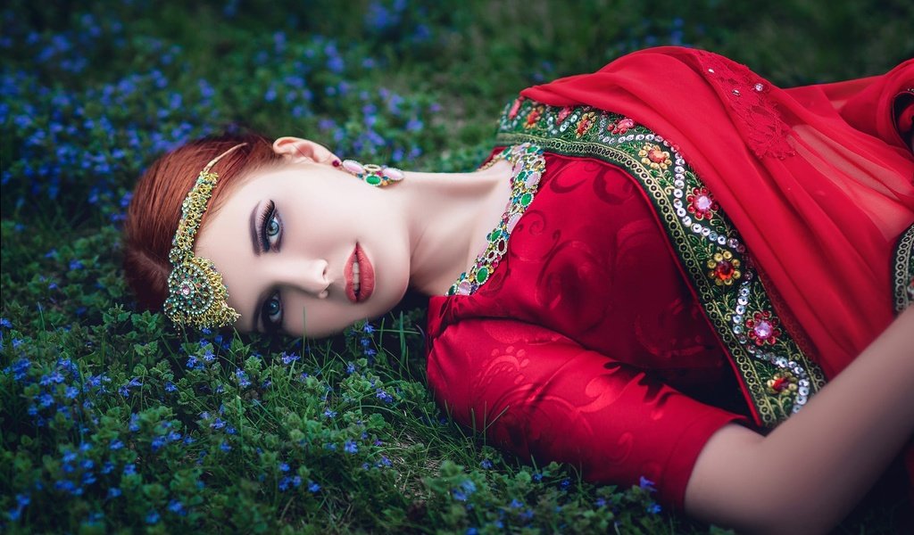 Обои трава, девушка, макияж, помада, grass, girl, makeup, lipstick разрешение 2000x1450 Загрузить