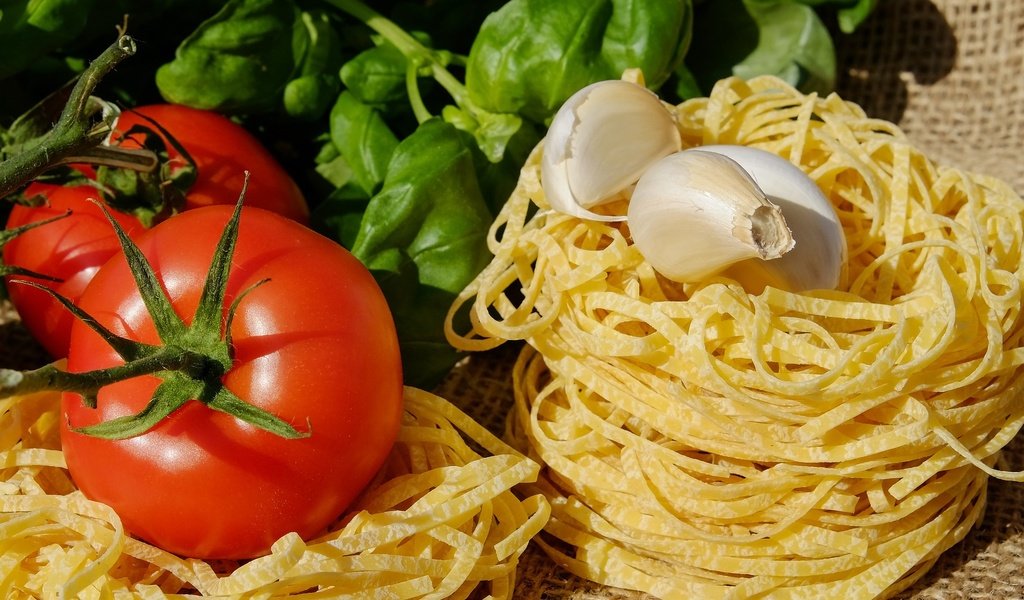 Обои помидоры, чеснок, лапша, макаронные изделия, базилик, паста, tomatoes, garlic, noodles, pasta, basil разрешение 1920x1280 Загрузить
