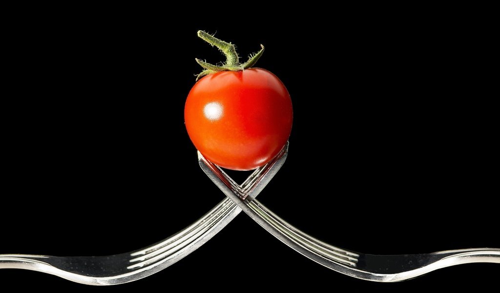 Обои черный фон, овощи, вилки, помидор, томат, black background, vegetables, fork, tomato разрешение 3701x2504 Загрузить