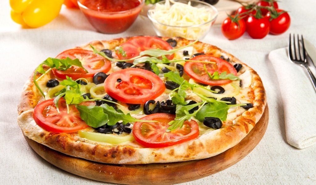 Обои сыр, овощи, помидоры, перец, пицца, маслины, cheese, vegetables, tomatoes, pepper, pizza, olives разрешение 2560x1600 Загрузить
