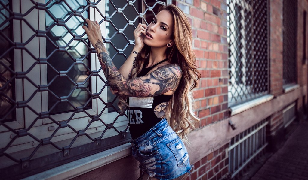 Обои девушка, брюнетка, татуировки, майка, шорты, шорты., girl, brunette, tattoo, mike, shorts, shorts. разрешение 2560x1600 Загрузить