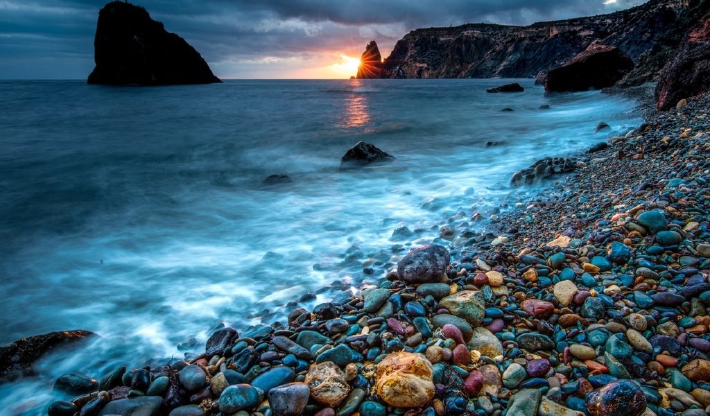 Обои скалы, камни, галька, море, пляж, побережье, крым, alexey suloev, jasper beach, rocks, stones, pebbles, sea, beach, coast, crimea разрешение 1920x1169 Загрузить