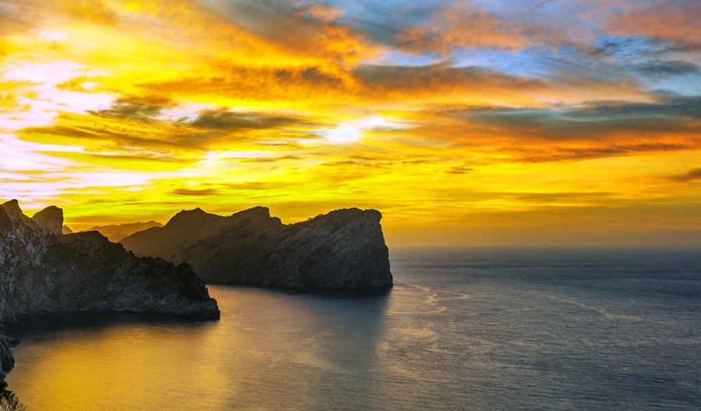 Обои небо, облака, скалы, закат, пейзаж, море, испания, мальорка, the sky, clouds, rocks, sunset, landscape, sea, spain, mallorca разрешение 1920x1200 Загрузить