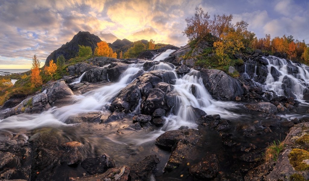 Обои небо, горы, камни, море, осень, водопады, the sky, mountains, stones, sea, autumn, waterfalls разрешение 1920x1200 Загрузить