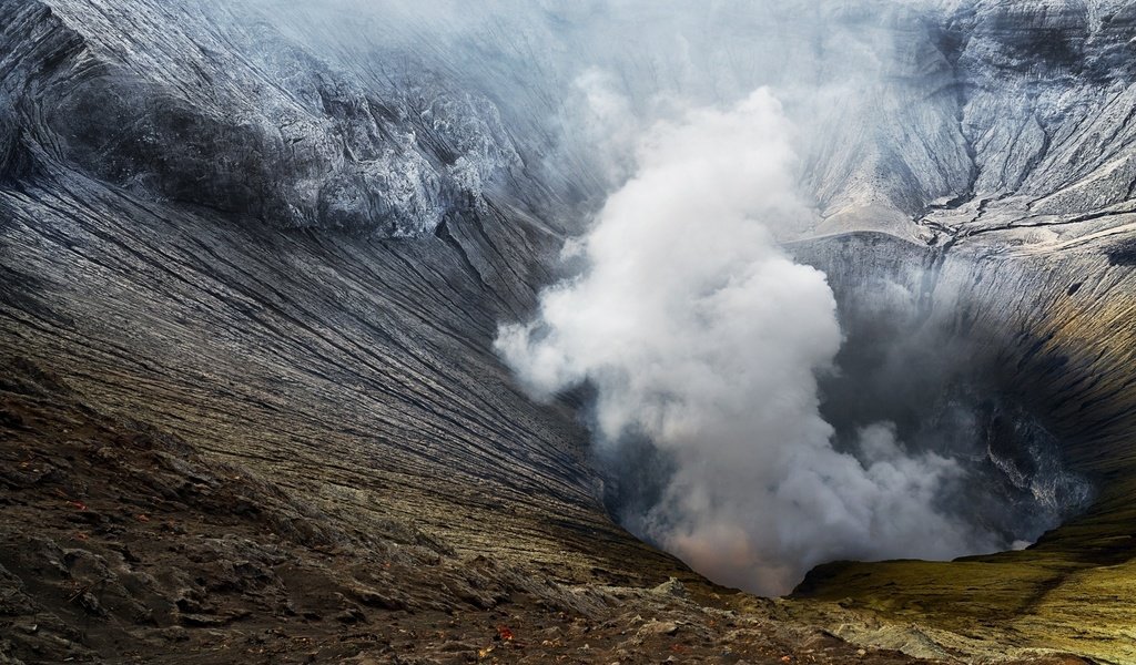 Обои природа, пейзаж, дым, кратер, вулкан, индонезия, ява, бромо, nature, landscape, smoke, crater, the volcano, indonesia, java, bromo разрешение 2500x1563 Загрузить