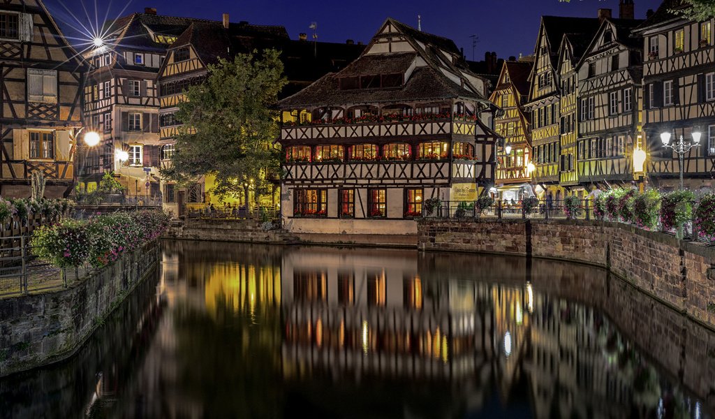 Обои ночь, огни, отражение, город, франция, страсбург, etienne ruff, night, lights, reflection, the city, france, strasbourg разрешение 1920x1200 Загрузить