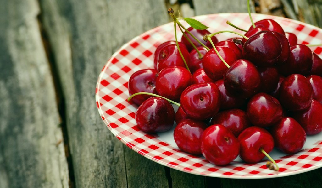 Обои доски, черешня, спелая, блюдце, ягоды, вишня, board, cherry, ripe, saucer, berries разрешение 4928x2772 Загрузить