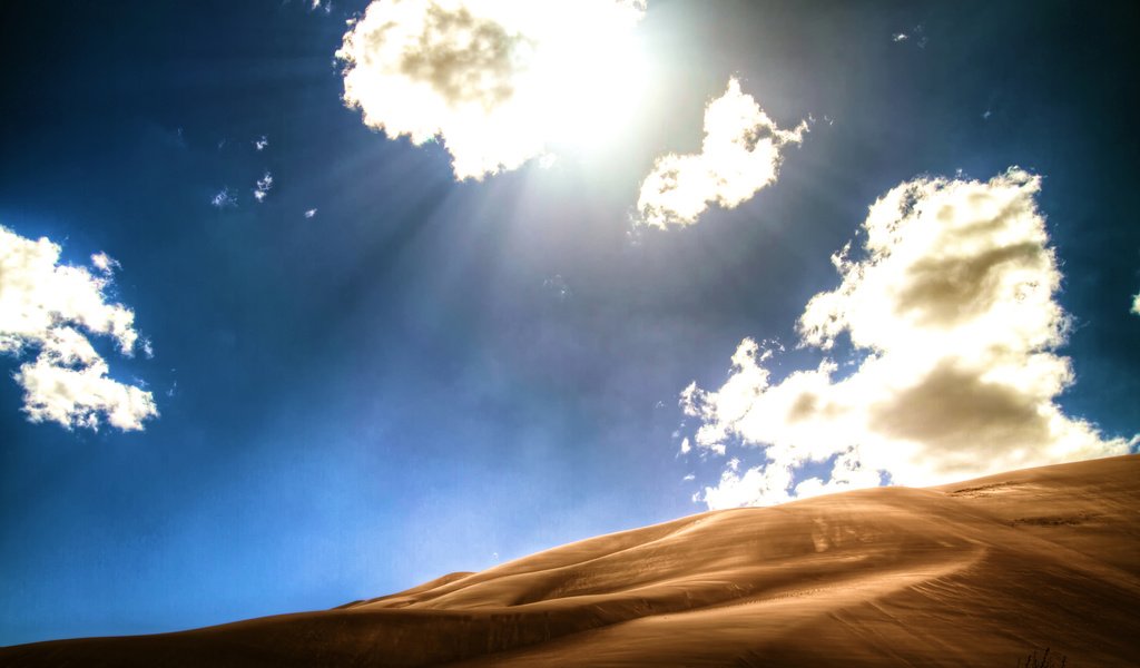 Обои небо, облака, песок, пустыня, дюны, колорадо, солнечный свет, the sky, clouds, sand, desert, dunes, colorado, sunlight разрешение 2560x1700 Загрузить