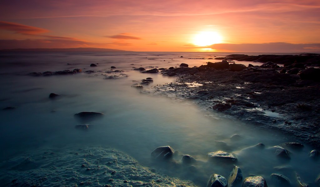 Обои небо, солнце, камни, берег, закат, море, пляж, the sky, the sun, stones, shore, sunset, sea, beach разрешение 2560x1790 Загрузить