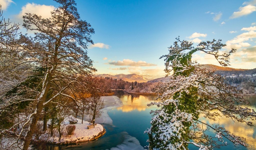 Обои небо, облака, река, горы, природа, лес, зима, отражение, the sky, clouds, river, mountains, nature, forest, winter, reflection разрешение 1920x1200 Загрузить