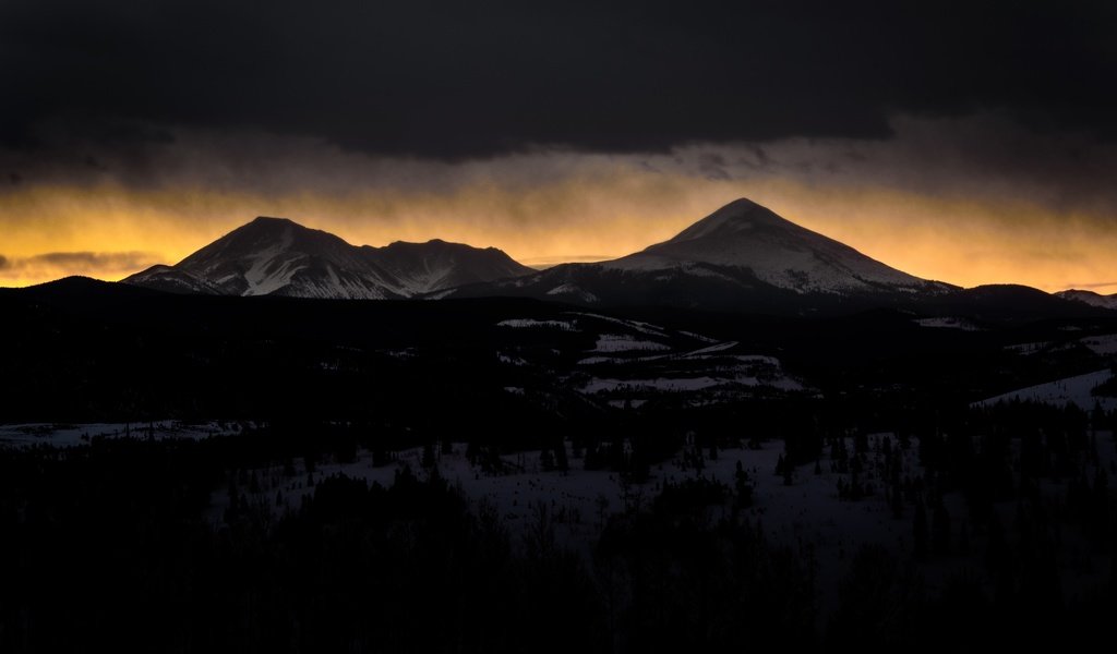 Обои огни, гора, облако, тень, темнота, lights, mountain, cloud, shadow, darkness разрешение 6016x4016 Загрузить