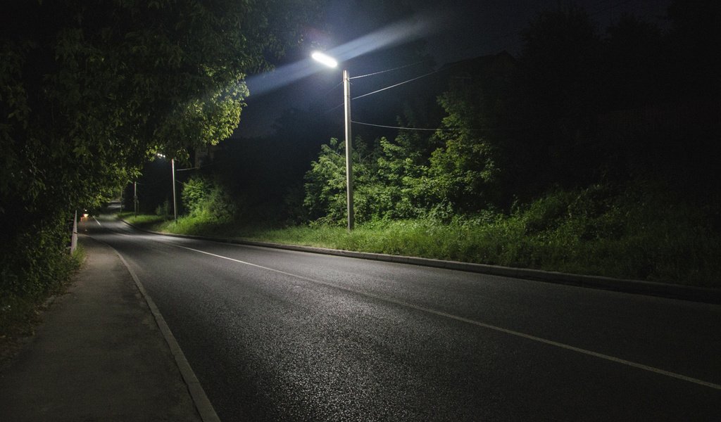 Обои дорога, ночь, фонарь, темный фон, асфальт, road, night, lantern, the dark background, asphalt разрешение 2112x1188 Загрузить