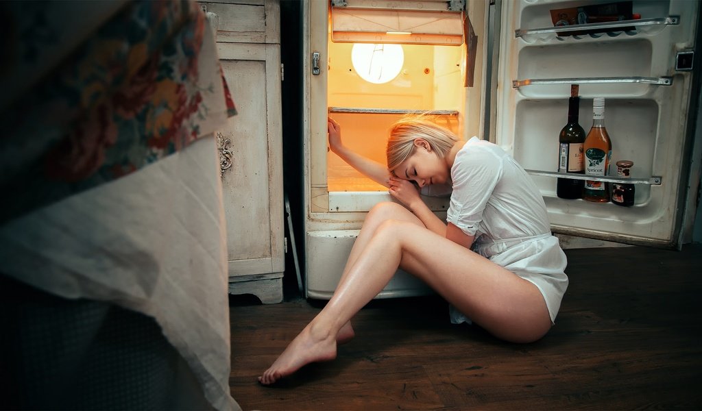 Обои девушка, ножки, всё, холодильник, каюк, чего, делать, girl, legs, all, refrigerator, skiff, what, to do разрешение 2000x1125 Загрузить