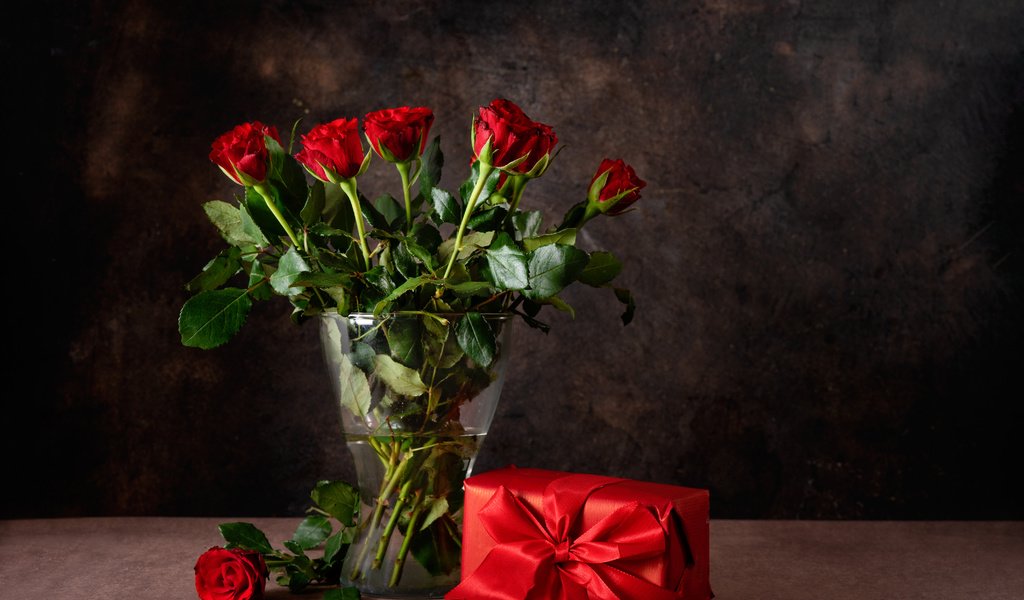 Обои розы, красные, ваза, лента, подарок, roses, red, vase, tape, gift разрешение 6000x4000 Загрузить