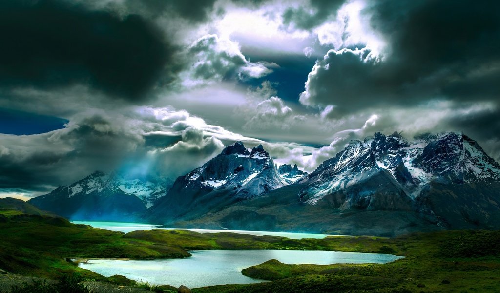 Обои озеро, горы, природа, тучи, лучи, lake, mountains, nature, clouds, rays разрешение 5120x2880 Загрузить