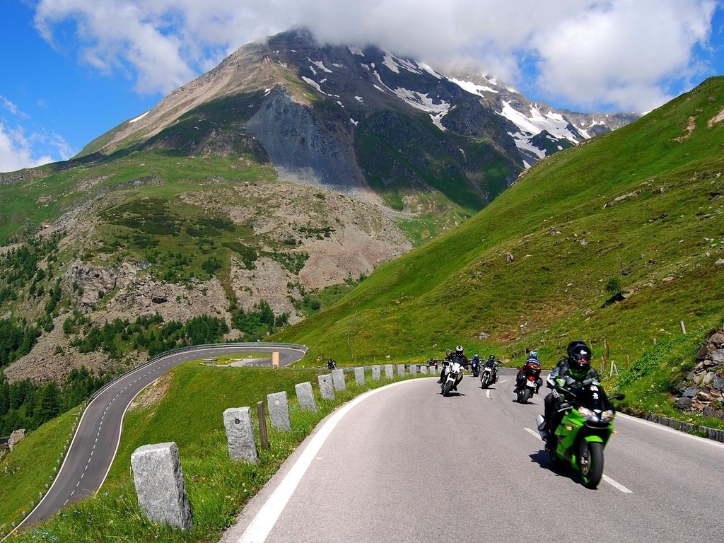 Обои дорога, горы, байкеры, road, mountains, bikers разрешение 1920x1200 Загрузить