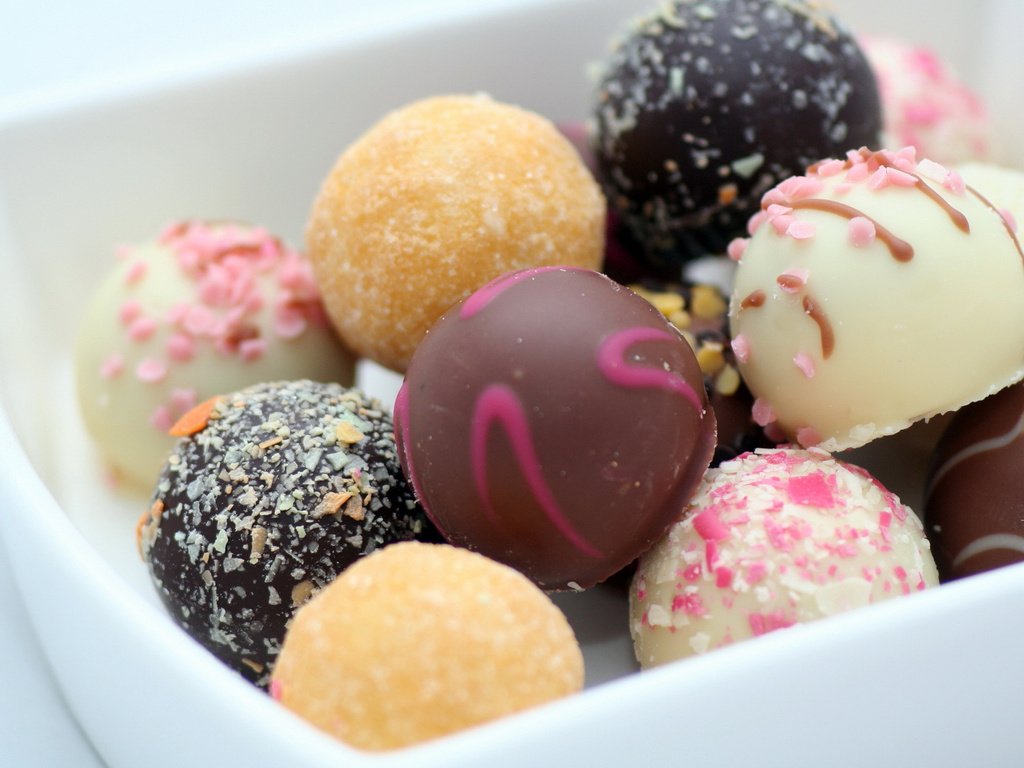 Обои разноцветные, конфеты, сладости, шарики, шоколад, тарелка, colorful, candy, sweets, balls, chocolate, plate разрешение 1920x1200 Загрузить