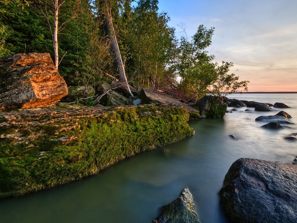 Обои озеро, камни, берег, лес, мох, вода гладкая поверхность, lake, stones, shore, forest, moss разрешение 1920x1080 Загрузить