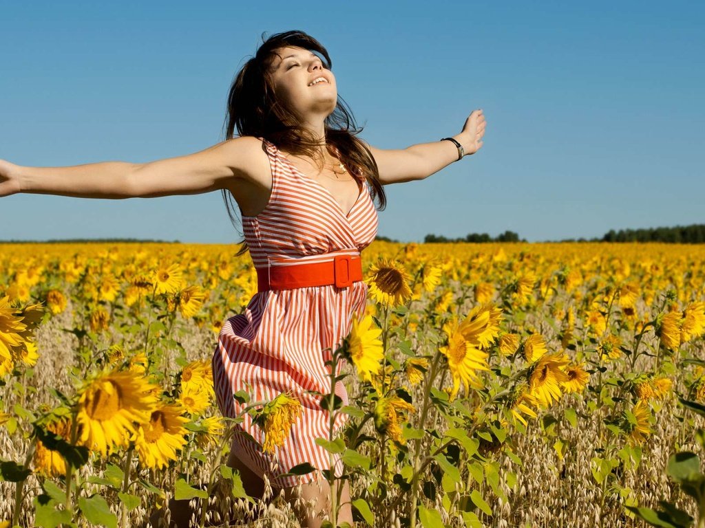 Обои девушка, поле, радость, подсолнухи, girl, field, joy, sunflowers разрешение 1920x1200 Загрузить