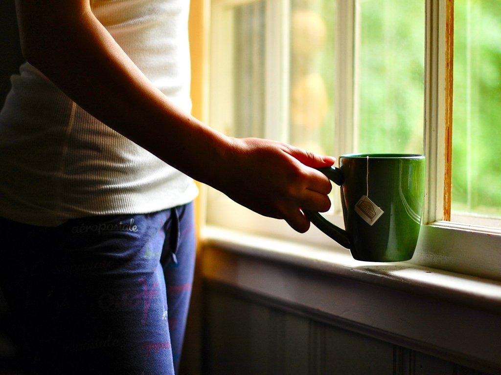 Обои рука, девушка, настроение, утро, окно, чашка чая, hand, girl, mood, morning, window, cup of tea разрешение 2560x1600 Загрузить