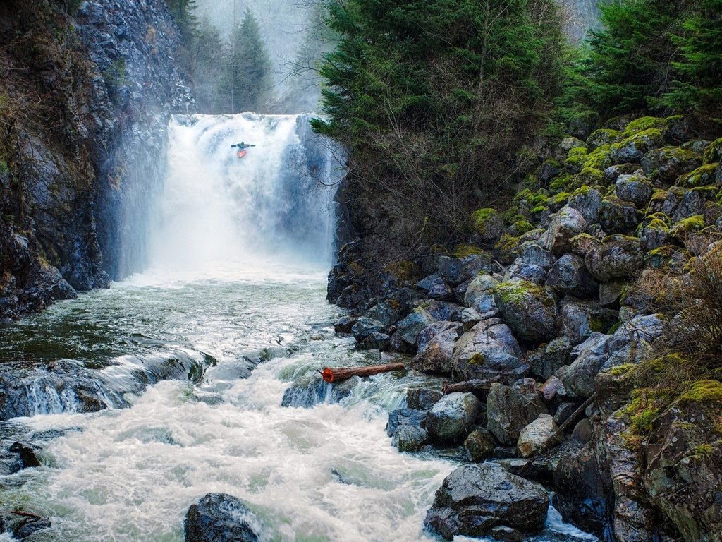 Обои скалы, природа, камни, водопад, вашингтон, байдарочники, rocks, nature, stones, waterfall, washington, kayakers разрешение 1920x1080 Загрузить