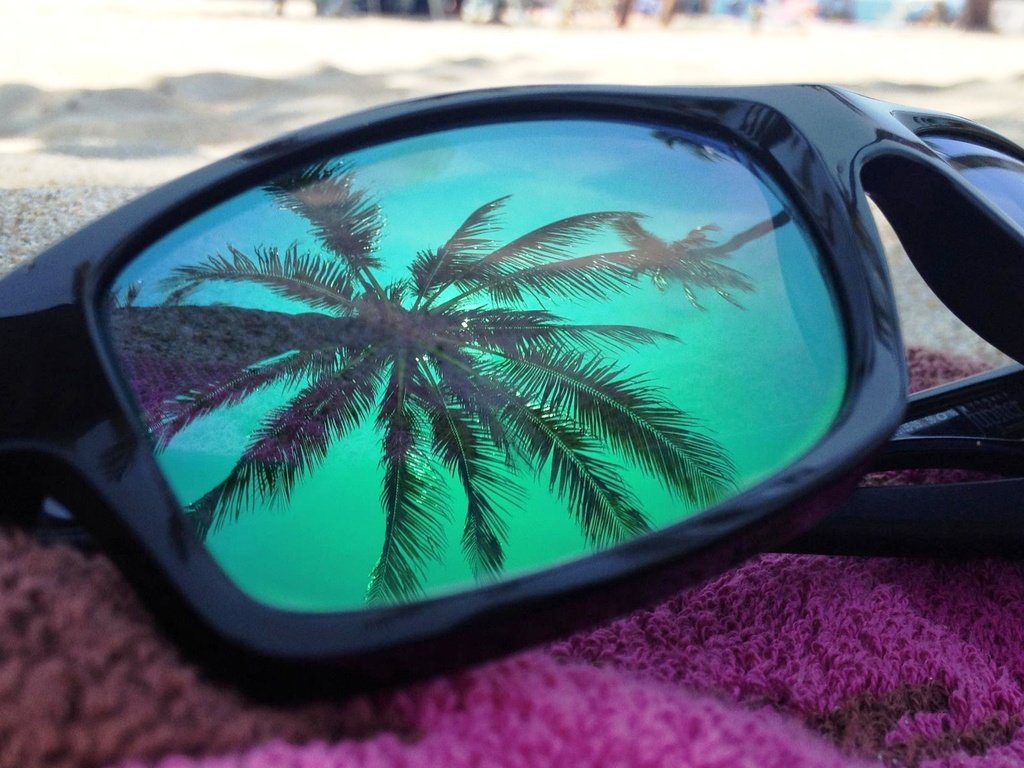 Обои пляж, очки, полотенце, солнцезащитные очки, солнцезащитные, пальма в отражении, beach, glasses, towel, sunglasses, sun, the palm tree in the reflection разрешение 3000x1834 Загрузить