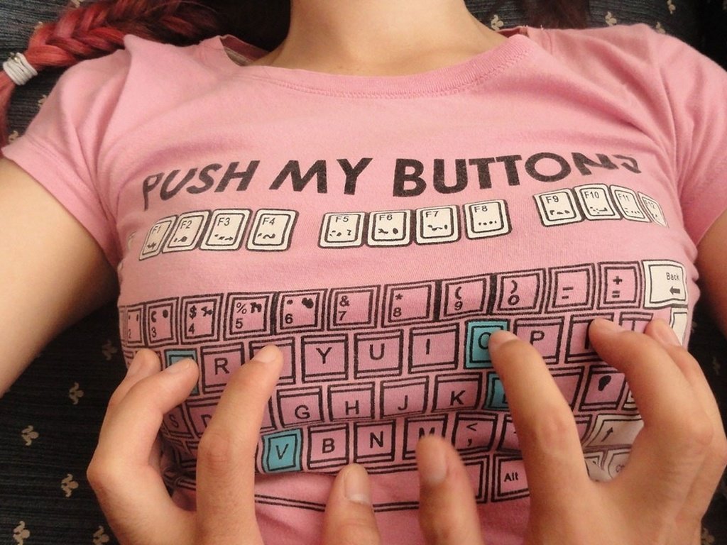 Обои клавиатура, руки, пальцы, футболка, keyboard, hands, fingers, t-shirt разрешение 1920x1080 Загрузить