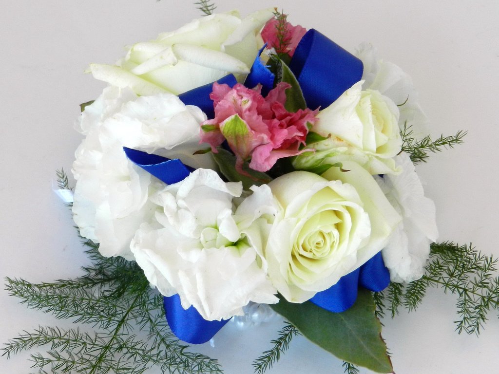 Обои красивый букет цветов, с синей ленточкой, a beautiful bouquet of flowers, with light blue ribbon разрешение 2048x1536 Загрузить