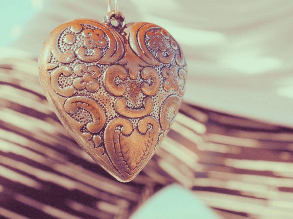 Обои сердце, кулон, украшение, гравировка, heart, pendant, decoration, engraving разрешение 2000x1333 Загрузить