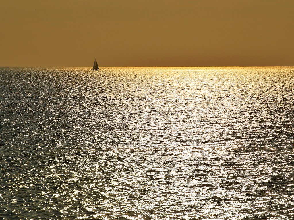 Обои небо, море, горизонт, лодка, паруса, the sky, sea, horizon, boat, sails разрешение 2560x1440 Загрузить
