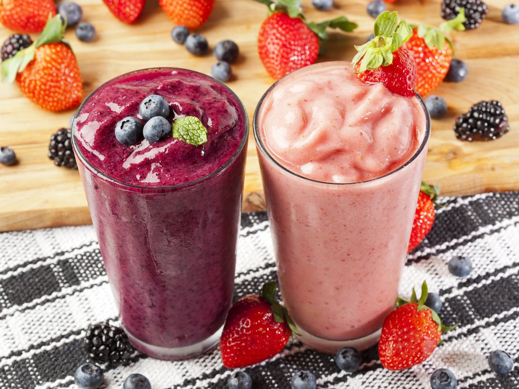 Обои напиток, клубника, ягоды, черника, стаканы, ежевика, смузи, drink, strawberry, berries, blueberries, glasses, blackberry, smoothies разрешение 4200x2800 Загрузить