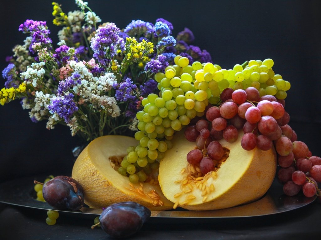 Обои цветы, виноград, фрукты, букет, натюрморт, сливы, дыня, flowers, grapes, fruit, bouquet, still life, plum, melon разрешение 2400x1535 Загрузить