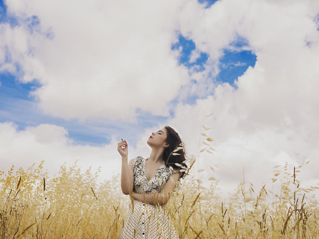 Обои небо, девушка, платье, поле, волосы, лицо, ветер, the sky, girl, dress, field, hair, face, the wind разрешение 2048x1365 Загрузить